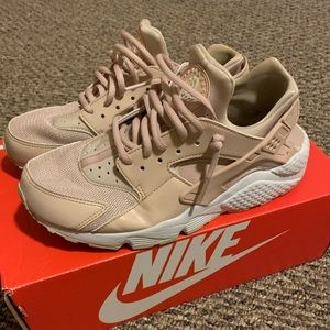 Nike Air Hurache in desert sand/ beige